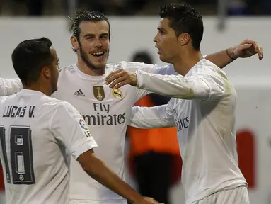 Pemain Real Madrid, Gareth Bale, bersama Cristiano Ronaldo dan Lucas merayakan kemenagan atas Eibar pada laga Liga Spanyol di Estadio Municipal de Ipurua, Spanyol, Minggu (29/11/2015). Madrid menang 2-0. (Reuters/Joseba Etxaburu)