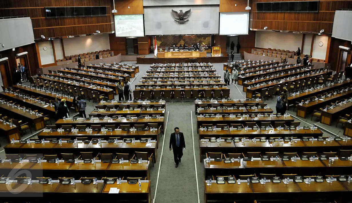 Suasana usai Sidang Paripurna dengan agenda penyampaian Ikhtisar Hasil Pemeriksaan Semester (IHPS) Semester 1 2015 oleh BPK, Jakarta, Senin (5/10/2015). Banyak anggota DPR yang tidak hadir saat sidang tersebut. (Liputan6.com/JohanTallo)