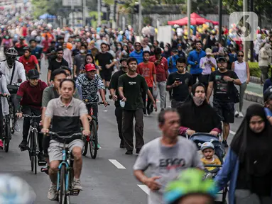 Warga berolahraga saat car free day di kawasan Bundaran HI, Jakarta, Minggu (4/12/2022). Kementerian Kesehatan mengungkapkan bahwa kasus COVID-19 di Indonesia mengalami penurunan sebanyak 632 kasus. (Liputan6.com/Faizal Fanani)