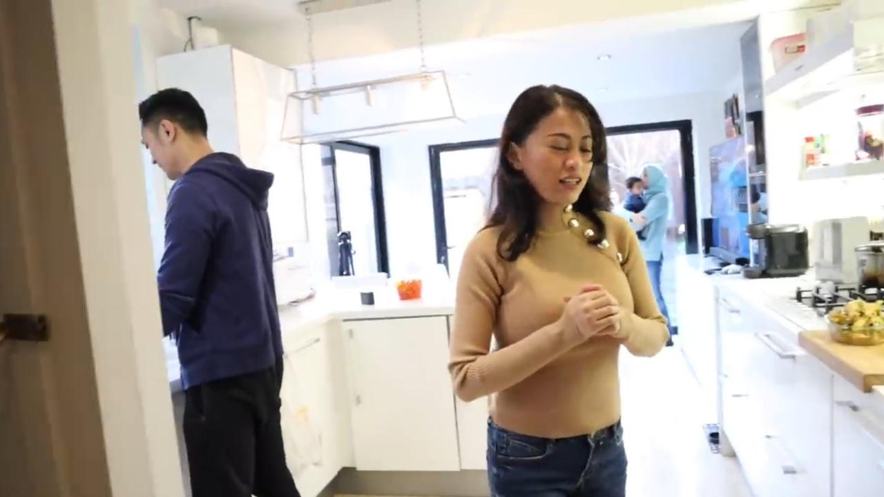 Ingat Angie Virgin? Lama Menetap di London, Intip 5 Potret Dapur di Rumah Mungil yang Sudah Dibangun Sejak 1920