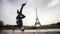 Moss dari S3 Society dance group beraksi bersama bola di the Place du Trocadero, dengan  latar menara Effeil, Paris, Jumat (18/3/2016).  S3 Society akan tampil pada Euro 2016 Pracis tanggal 10 Juni-10 Juli 2016. (AFP/Lionel Bonaventure)