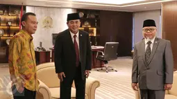 Ketua DPR Ade Komaruddin (tengah) saat menerima kunjungan Ketua MKD Surahman Hidayat (kanan) di ruangan Pimpinan DPR RI, Jakarta, Senin (2/1). Pertemuan membahas rencana menyusun Undang Undang Etika pada lembaga perwakilan. (Liputan6.com/Angga Yuniar)
