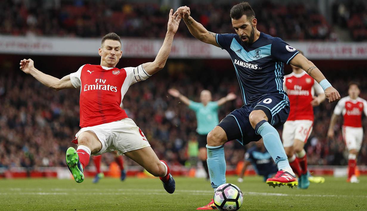 Striker Middlesbrough, Alvaro Negrado, berusaha melewati bek Arsenal, Laurent Koscielny, pada laga Premier League di Stadion Emirates, London, Sabtu (22/10/2016). Kedua tim bermain imbang 0-0. (Reuters/John Sibley)