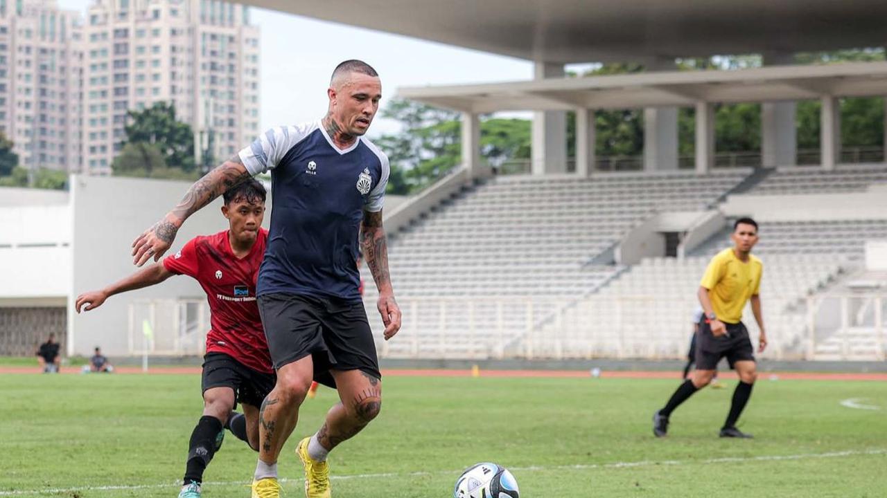 Pemain berkewarganegaraan Belgia,&nbsp;Radja Nainggolan turut mengambil bagian dalam laga uji coba antara Timnas Indonesia U-20 vs Bhayangkara FC yang berlangsung di Stadion Madya, Senayan, Jakarta, Sabtu (13/01/2023).