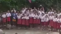 Siswa SD semangati pejabat yang menyeberangi sungai