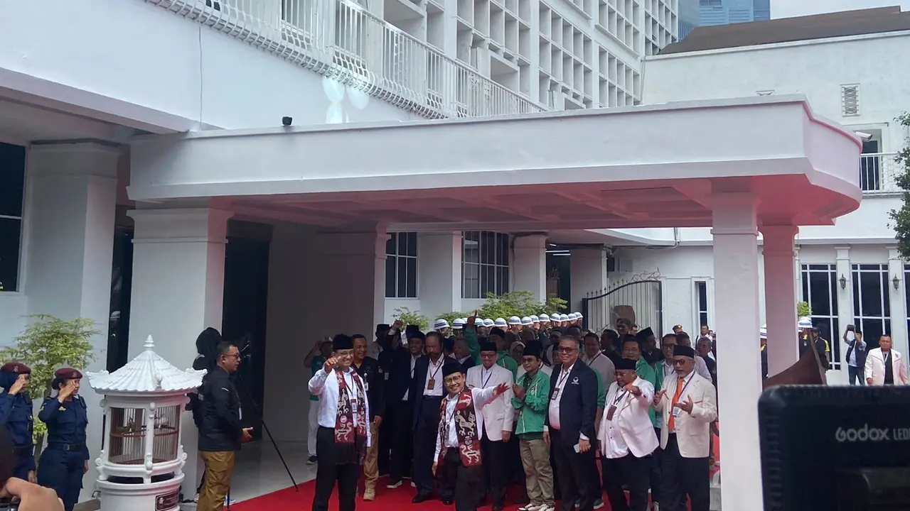 Pasangan calon presiden dan calon wakil presiden Anies Baswedan dan Muhaimin Iskandar (AMIN) tiba di Kantor Komisi Pemilihan Umum (KPU) Jakarta, Kamis (19/10/2023).