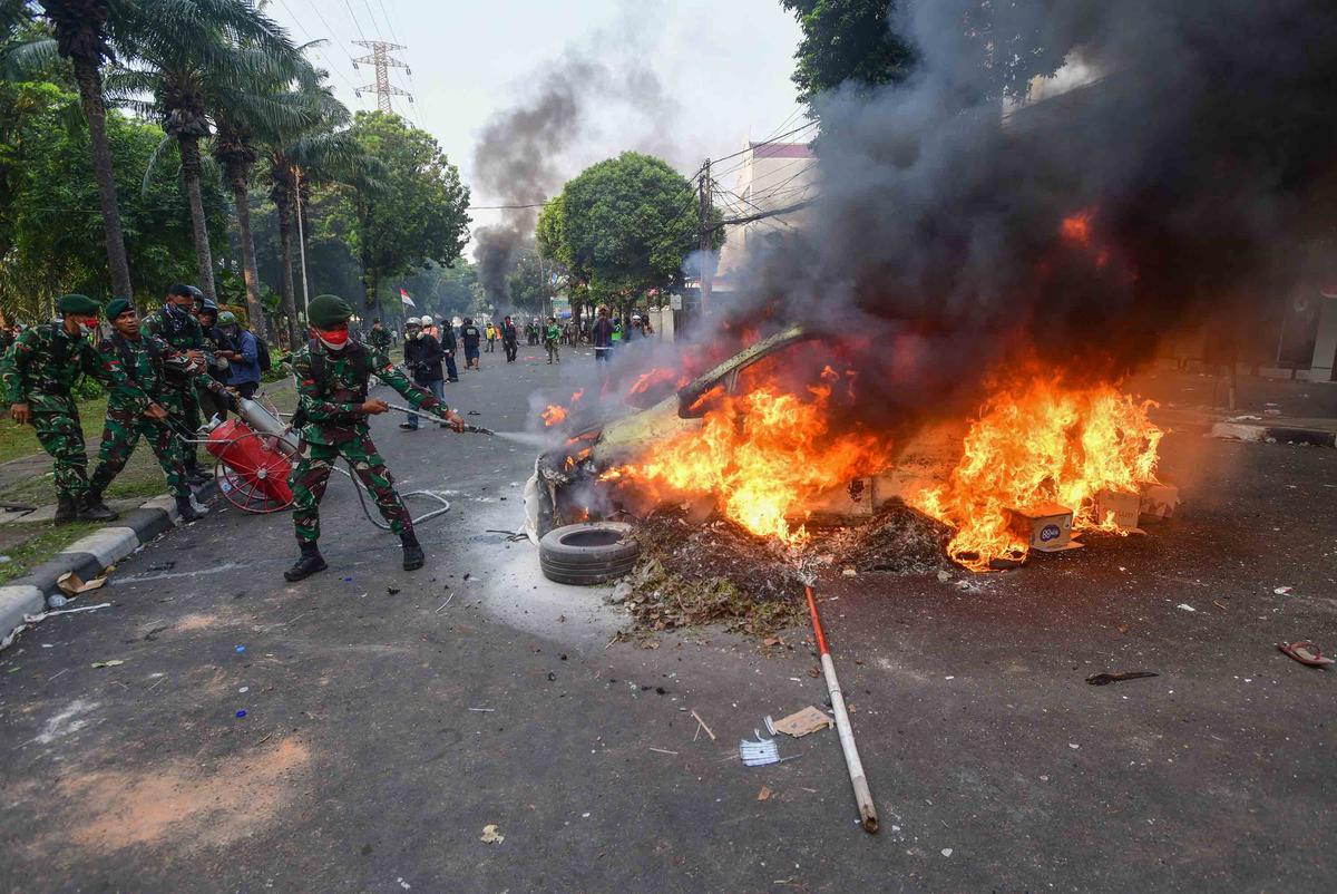 FOTO: Demo Ricuh di Kwitang Usai Kematian Driver Ojol Tertabrak Rantis Brimob