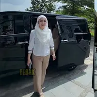 Melalui akun instagramnya, Bella Shofie membagikan perkembangan rumah baru yang masih dalam proses. Meski belum rampung, tapi rumah Bella Shofie sudah tampak mewah dan megah. Berikut potretnya. [Instagram/bellashofie_rigan]