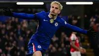 Gelandang Chelsea asal Argentina bernomor punggung 49, Alejandro Garnacho, merayakan gol kedua timnya selama pertandingan leg pertama semifinal Piala Liga Inggris (Carabao Cup) antara Chelsea dan Arsenal di Stamford Bridge, London, Jumat (15-1-2026) dini hari WIB. Arsenal memenangkan pertandingan dengan skor 3-2. (Ben STANSALL/AFP)