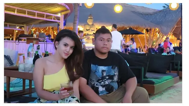 Jarang Terekspos, Ini 7 Potret Tania Rainbow 'Kepompong' dan Suami