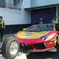 Mobil lamborghini terbakar di Jalan Mayjen Sungkono, Surabaya, Jawa Timur. (Foto: Dishub Surabaya)