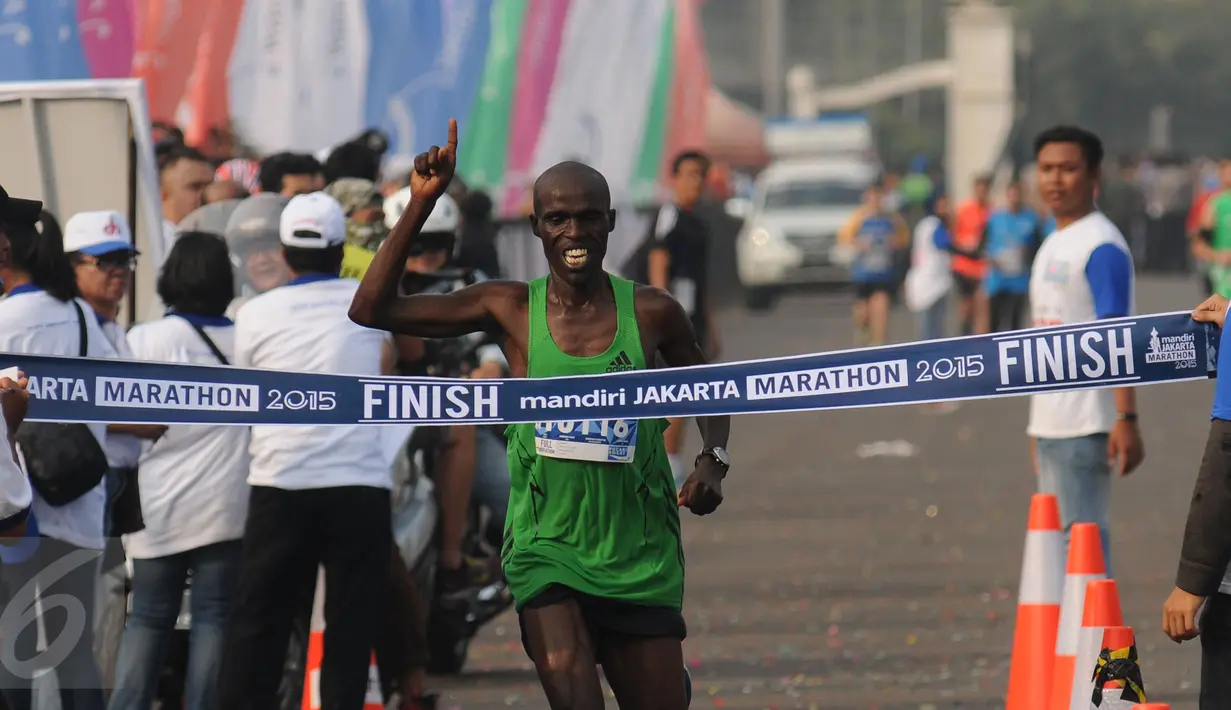 Pelari Kenya, Geoffrey Kipcrotich Birgen mengangkat tangan saat finis pertama di lomba lari Jakarta Marathon 2015 di Silang Monas Jakarta, Minggu (25/10/2015). Geoffrey mencatat waktu dua jam 17 menit 38 detik. (Liputan6.com/Helmi Fithriansyah)