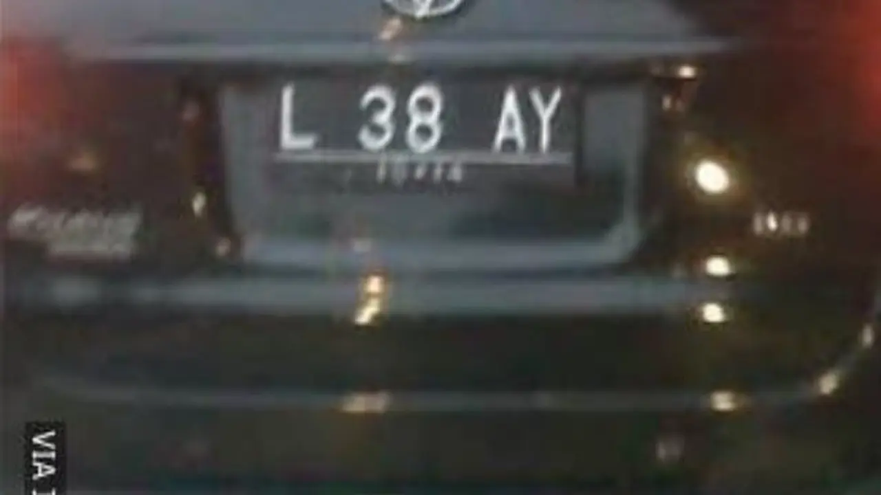 6 Tulisan Lucu di Pelat Nomor Mobil Ini Bikin Ketawa Geli