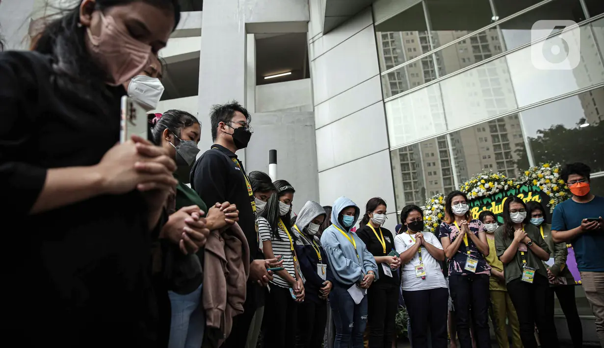 Pelepasan salah satu tenaga kesehatan yang meninggal akibat terpapar COVID-19 di RSDC Wisma Atlet, Jakarta, Rabu (23/2/2022). Pelepasan jenazah Tiur Octavia yang meninggal setelah dirawat di RS Persahabatan dihadiri ratusan rekan tenaga kesehatan RSDC. (Liputan6.com/Faizal Fanani)
