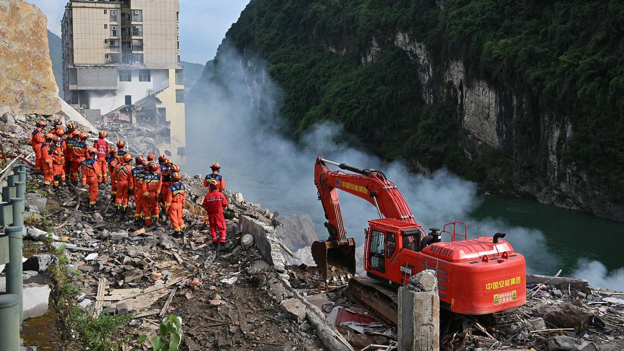 Tebing Bukit Longsor Hantam Permukiman, Puluhan Orang Hilang
