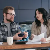 Jadi kunci keharmonisan rumah tangga, simak tips pembagian tugas keuangan sebagai suami istri berikut ini. (Foto: pexels/mikhail nilov}.