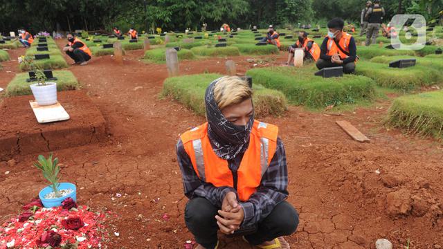 17 Pelanggar PSBB di Tangsel Diberi Hukuman Berdoa di Makam Korban COVID-19