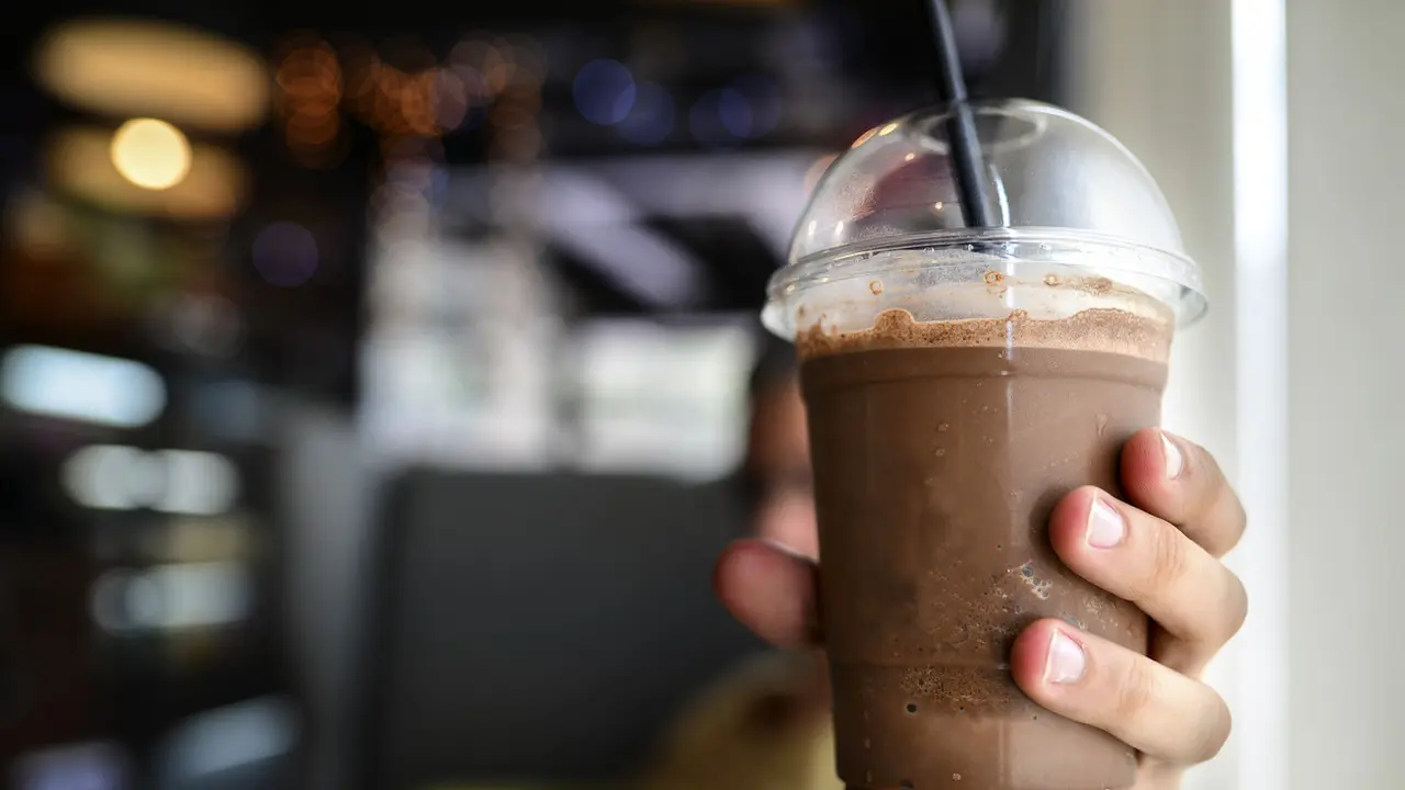 Video Kocak Wanita yang Dapat Kiriman Minuman Ini Bikin Tepuk Jidat
