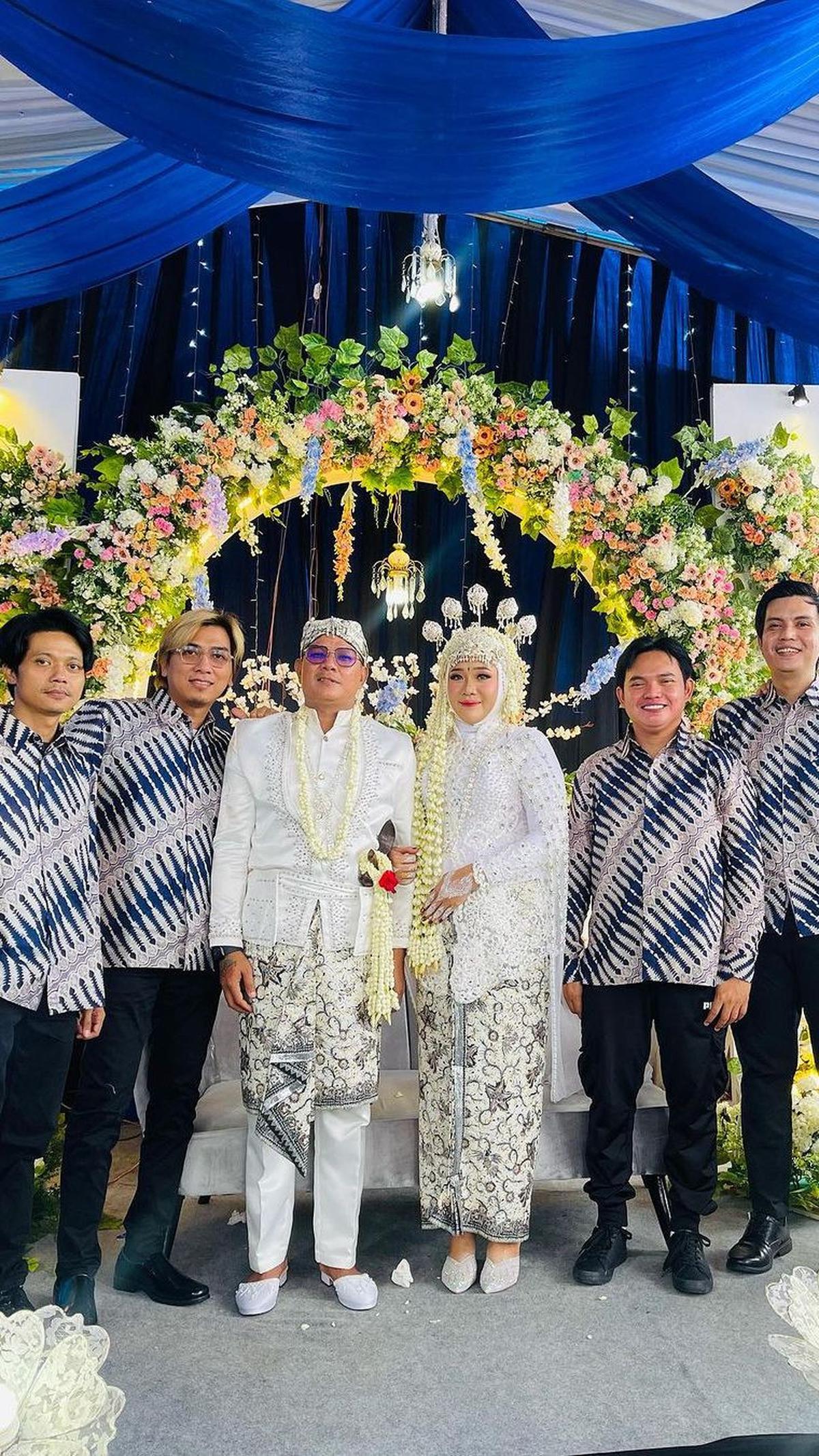 Pernikahan ayah tiga anak ini juga dihadiri para personil Kangen Band lainnya.&nbsp;
