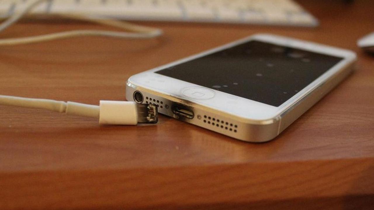 Kebiasaan Mengisi Baterai Ponsel Di Tempat Tidur Berisiko Sebabkan Kebakaran