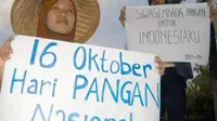 Mahasiswa IPB menggelar aksi dalam rangka memperingati Hari Pangan Sedunia di Tugu Kujang, Bogor, Jabar. Mereka mengajak pemerintah dan masyarakat untuk mewujudkan pembangunan pertanian.(Antara)