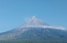 Kembali Erupsi, Gunung Semeru Lontarkan Abu Vulkanik Setinggi 900 Meter