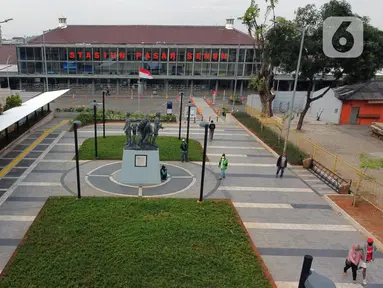 Foto udara memperlihatkan suasana baru pedestrian di kawasan Stasiun Pasar Senen, Jakarta, Kamis (18/6/2020). Renovasi ini bagian dari penataan area integrasi antarmoda untuk memfasilitasi masyarakat, dari dan menuju stasiun serta yang ingin melanjutkan naik bus. (Liputan6.com/Helmi Fithriansyah)