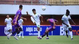 Pemain Persikabo 1973, Dimas Drajad (tengah) berebut bola dengan pemain RANS Nusantara FC, Muhammad Akbar pada laga pekan pertama BRI Liga 1 2023/2024 antara RANS Nusantara FC menghadapi Persikabo 1973 di Stadion Maguwoharjo, Sleman, Yogyakarta, Senin (3/7/2023). (Bola.com/Nandang Permana)