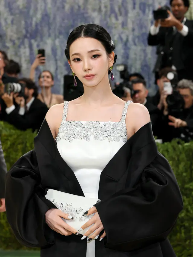 Karina aespa di Met Gala 2026. (Mike Coppola / GETTY IMAGES NORTH AMERICA / Getty Images via AFP)