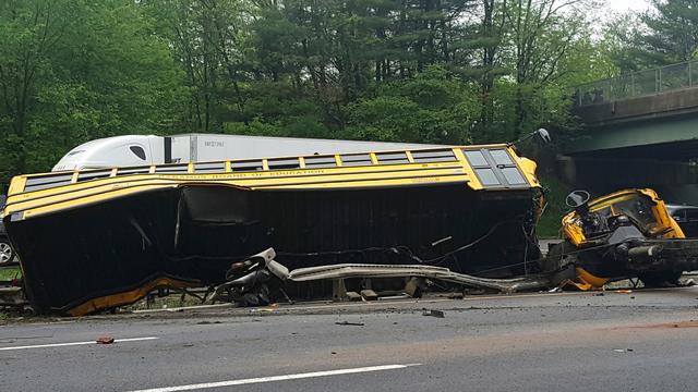 Bus Sekolah Tabrak Truk Sampah di New Jersey