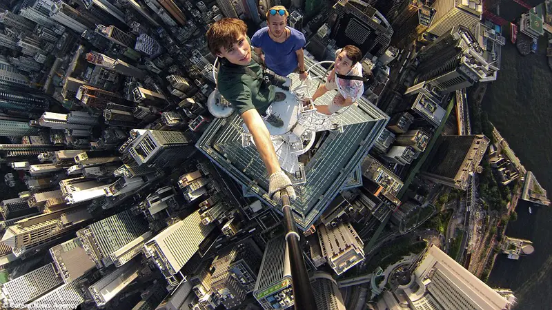 Selfie Nekat di Pencakar Langit Hong Kong 