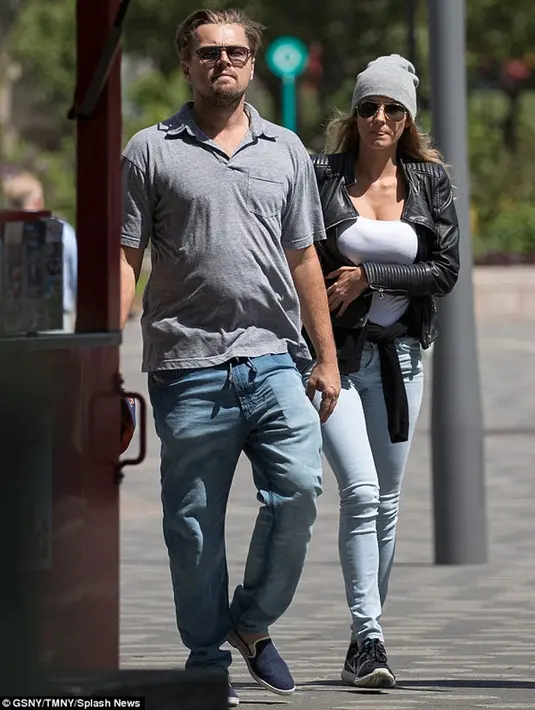 Model seksi Ela Kawalec dan Leonardo DiCaprio berjalan bersama di hari Jumat. Sebelumnya Leo pernah berpacaran dengan Naomi Campbell, Gisele Bundchen dan Bar Refaeli. (Dailymail.co.uk/GSNY/TMNY/Splash News)