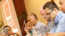 Presdir PT Sriboga Ratu Raya Alwin Arifin menyampaikan keterangan terkait pemberitaan mengenai dugaan penggunaan bahan makanan kadaluwarsa oleh Pizza Hut Indonesia dan Pizza Hut Delivery, Jakarta, Minggu (4/9). (Liputan6.com/Immanuel Antonius)