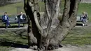 Orang-orang menjaga jarak saat menikmati hangatnya musim semi di Taman Humlegarden, Stockholm, Rabu (22/4/2020). Swedia belum memberlakukan lockdown, namum pemerintah memberikan tanggung jawab kepada penduduknya untuk membantu mengurangi penyebaran virus corona. (Janerik Henriksson / TT via AP)