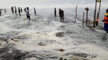 Gelombang pasang setinggi 5-7 meter menerjang pesisir selatan Kebumen dan merusak 120 warung di pantai wisata, Selasa (11/6/2019). (Foto: Liputan6.com/BPBD Kebumen/Muhamad Ridlo)