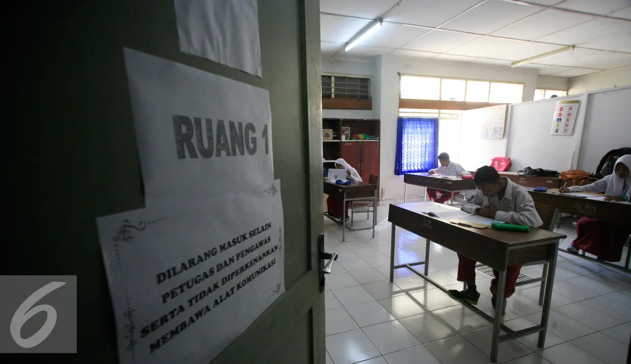 Serius para siswa berkebutuhan khusus saat mengerjakan soal Ujian Nasional di SLB Negeri 1 Bantul,Yogyakarta, Senin (16/5). Siswa tingkat sekolah dasar melaksanakan ujian nasional secara serentak hingga 25 Mei 2016. (Liputan6.com/Boy Harjanto)