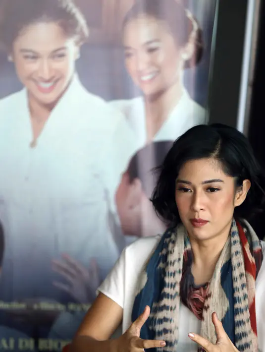 Sudah bertahun-tehun bergelut di dunia akting, ternyata Dian masih terus belajar dan sangat senang jika mendapat masukan dari senior yang lebih berpengalaman. Contohnya nama Christin Hakim yang memberikannya banyak pelajaran. (Nurwahyunan/Bintang.com)