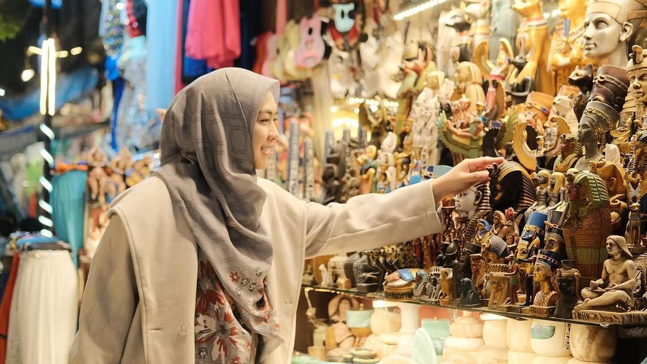 Potret Oki Setiana Dewi Asyik Belanja di Pasar Khan El Khalili