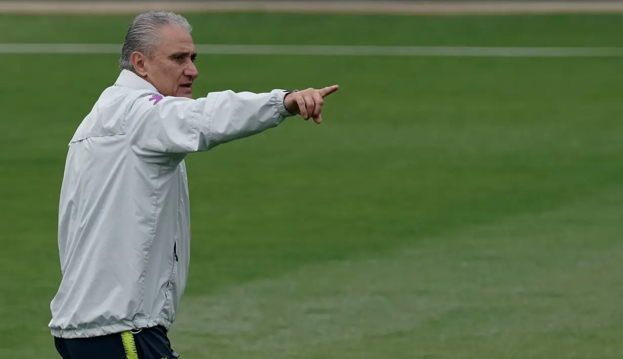 Pelatih Brasil Tite menginstruksikan pemainnya saat sesi latihan di pusat pelatihan Granja Comary di Teresopolis, Brasil (6/7/2019). Brasil akan bertanding melawan Peru pada babak final Copa America 2019. (AP Photo/Leo Correa)
