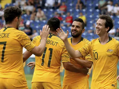 Para pemain Australia merayakan gol saat melawan Republik Ceska pada laga uji coba di St Poelten, Austria, (1/6/2018). Australia menang 4-0. (AP/Ronald Zak)