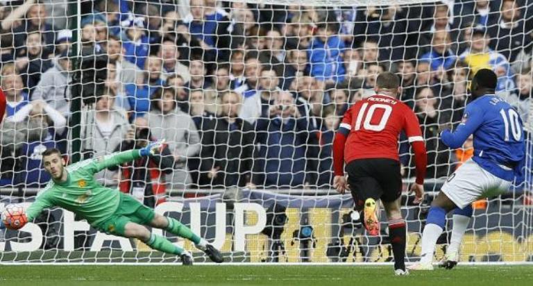 Romelu Lukaku saat gagal mengeksekusi penalti ke gawang Manchester United pada musim lalu. 