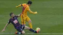 Pemain Eibar, David Junca mencoba menghalangi laju pemain Barcelona, Lionel Messi  pada laga pekan ke-28 La Liga Spanyol 2015-2016 di Stadion Municipal de Ipurua, Minggu (6/3/2016) malam WIB. (REUTERS/Vincent West)