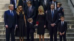 Mantan Presiden Amerika Serikat Donald Trump (kiri) bersama istri Melania (kedua kiri), Barron, Donald Jr. dan Ivanka berdiri di luar  Gereja St. Vincent Ferrer saat pemakaman Ivana Trump di New York City, Amerika Serikat, Rabu (20/7/2022). Momen pemakaman Ivana Trump ini menyatukan keluarga untuk pertemuan publik yang langka. (AP Photo/Julia Nikhinson)