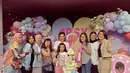 Sebuah backdrop gemas dengan banyak balon berwarna-warni pastel dan angka 9 yang besar, keluarga Ashanty-Anang berpose kompak. [Foto: Instagram/ashanty_ash]
