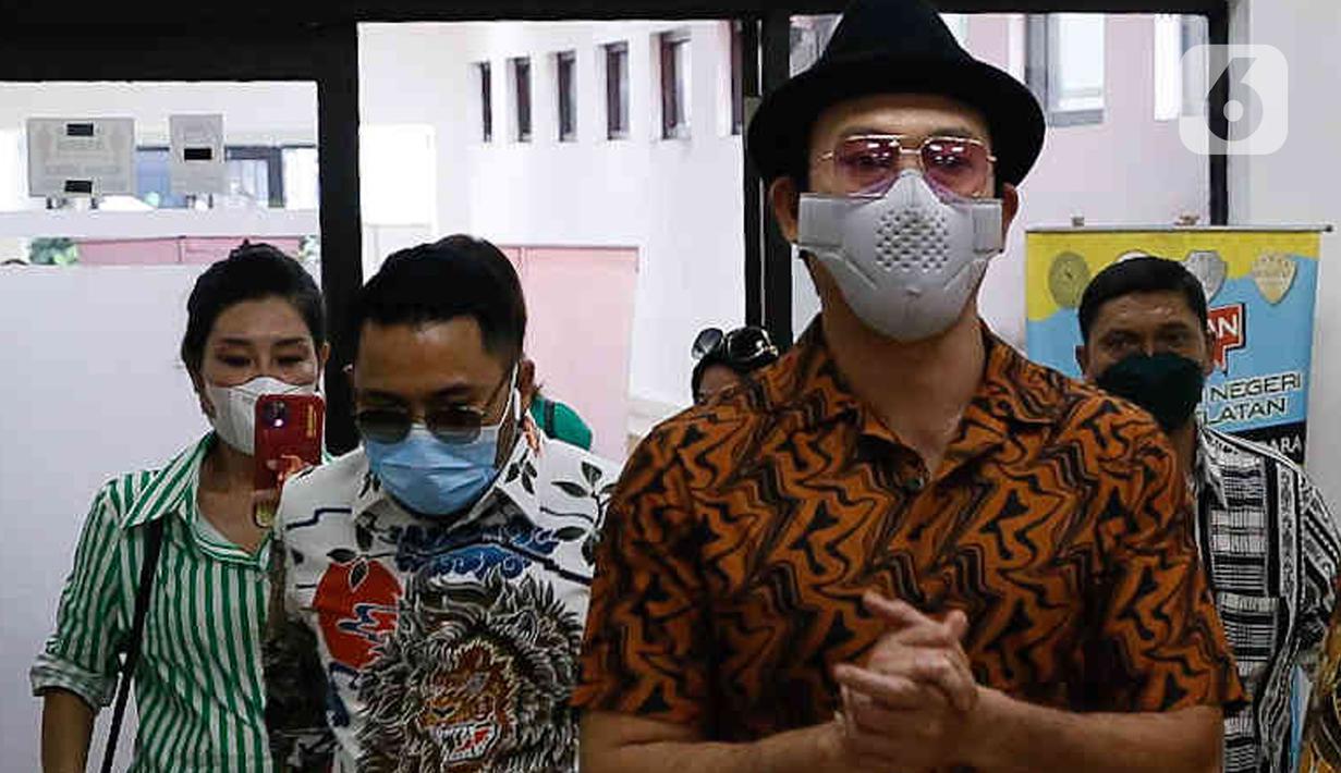 Denny Sumargo tiba untuk menjadi saksi di Pengadilan Negeri Jakarta Selatan, Kamis (7/7/2022). Jaksa penuntut Umum (JPU) menghadirkan Denny Sumargo sebagai saksi atas kasus dugaan penggelapan yang menjerat mantan manajernya, Ditya Andrista. (Liputan6.com/Herman Zakharia)