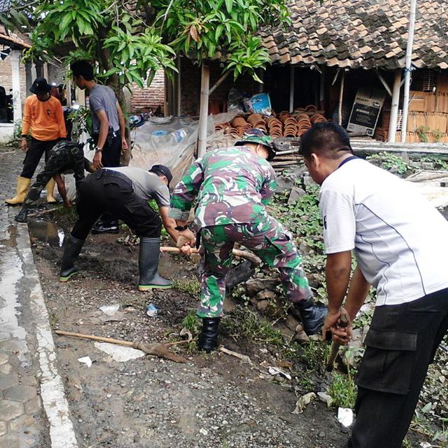 Gotong Royong Bersihkan Sisa Banjir Cirebon Regional Liputan6 Com