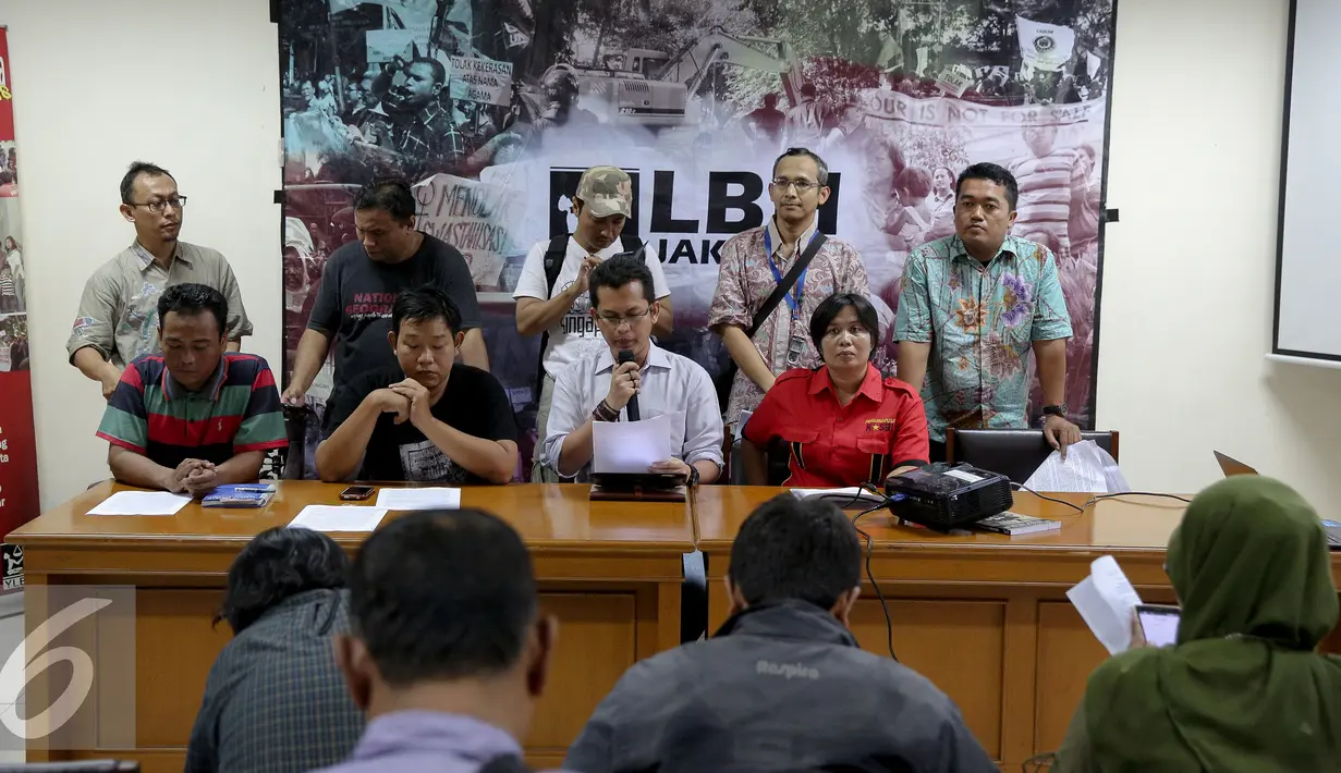 Direktur LBH Jakarta Alghiffari Aqsa (kedua dari kiri) bersama persatuan rakyat Jakarta menggelar konferensi pers di kantor LBH Jakarta, Jum'at (11/6/2015). Mereka menolak keras peraturan gubenur Jakarta No 228 Tahun 2015 . (Liputan6.com/Faizal Fanani)