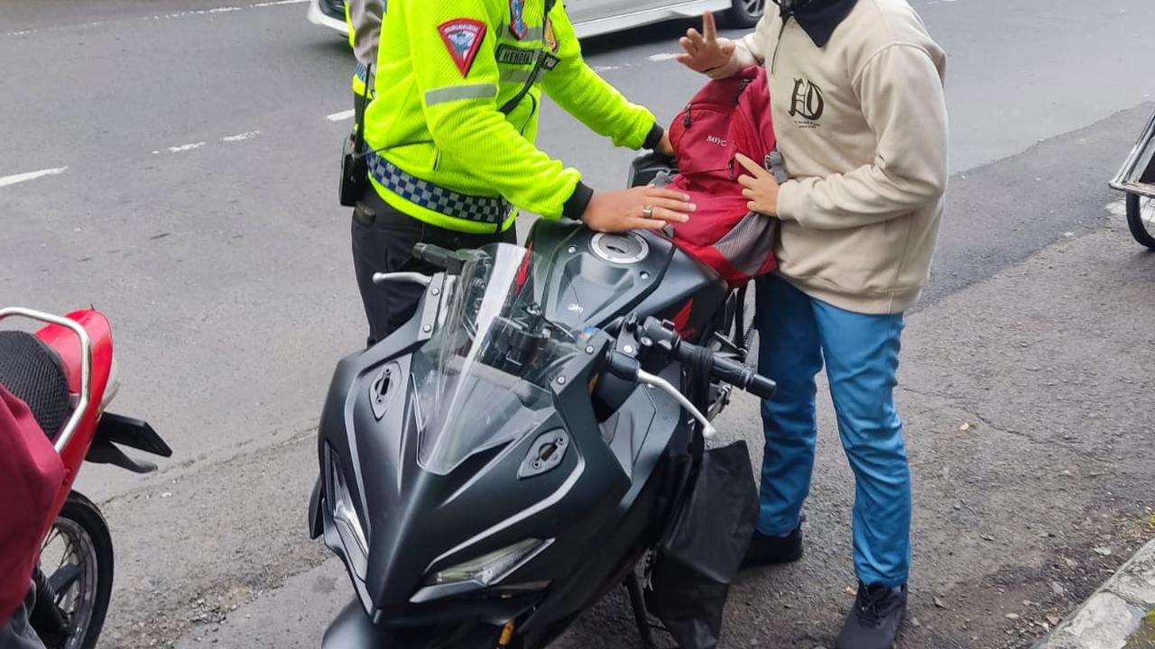 Polisi menindak pengendaran saat Operasi Patuh Semeru di Surabaya. (Dian Kurniawan/Liputan6.com)