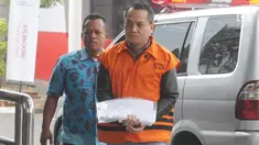 Jaksa Kejari Yogyakarta, Eka Safitra keluar dari mobil untuk menjalani pemeriksaan di Gedung KPK, Jumat (6/9/2019). Eka Safitra diperiksa sebagai tersangka kasus suap terkait lelang proyek Dinas Pekerjaan Umum, Perumahan, dan Kawasan Pemukiman (PUPKP) Kota Yogyakarta. (merdeka.com/Dwi Narwoko)