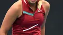Reaksi petenis Rusia Anastasia Potapova saat kehilangan poin melawan Camila Giorgi dari Italia selama pertandingan tunggal putri mereka pada hari pertama turnamen tenis Australia Open di Melbourne, 17 Januari 2022. (Paul Crock / AFP)